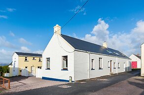 Large House With Adjoining Cottage Close to Waterville