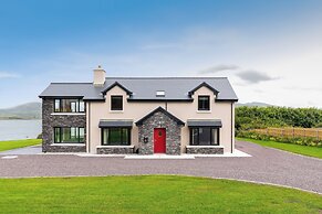Luxury 4 Bedroom Holiday Home Overlooking the sea on Valentia Island