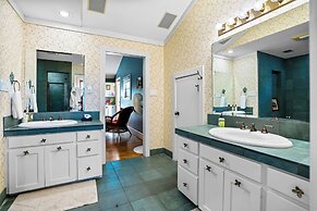 7br Home w/ Pool - Perfect for Family Reunions