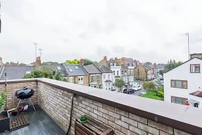Sleek & Spacious 2BD Flat - Clapham