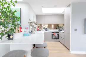 Sleek & Spacious 2BD Flat - Clapham