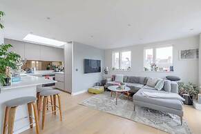 Sleek & Spacious 2BD Flat - Clapham