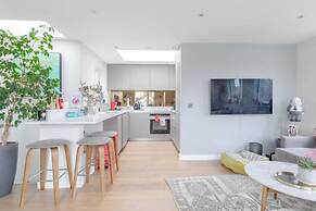 Sleek & Spacious 2BD Flat - Clapham