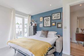 Sleek & Spacious 2BD Flat - Clapham