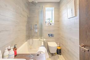 Sleek & Spacious 2BD Flat - Clapham