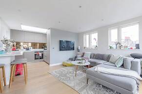 Sleek & Spacious 2BD Flat - Clapham