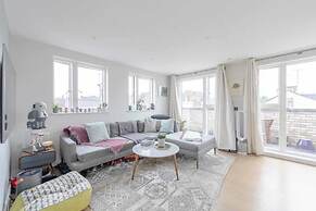 Sleek & Spacious 2BD Flat - Clapham