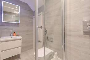 Sleek & Spacious 2BD Flat - Clapham