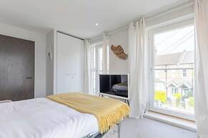 Sleek & Spacious 2BD Flat - Clapham
