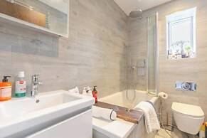 Sleek & Spacious 2BD Flat - Clapham