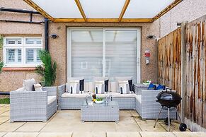 Luxurious - Pool Table - Games Room - Free Parking