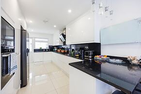 Luxurious - Pool Table - Games Room - Free Parking