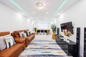 Luxurious - Pool Table - Games Room - Free Parking
