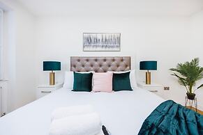 Luxurious - Pool Table - Games Room - Free Parking