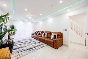 Luxurious - Pool Table - Games Room - Free Parking