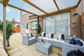 Luxurious - Pool Table - Games Room - Free Parking