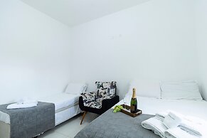 Chácara com Piscina a 40 min de SP