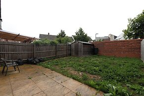 5 Bed House - Sleeps 9 - Pets - Garden - Parking