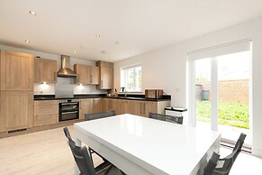Stunning 5-bed House in Ashford