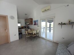 Apartment With a Pool, Mountainview, Near the Sea!