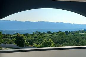 Apartment With a Pool, Mountainview, Near the Sea!