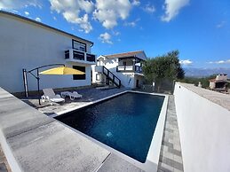 Apartment With a Pool, Mountainview, Near the Sea!