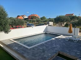 Apartment With a Pool, Mountainview, Near the Sea!