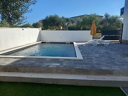 Apartment With a Pool, Mountainview, Near the Sea!