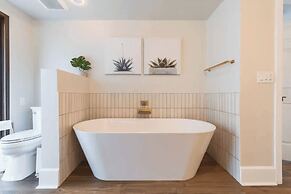 Slice of Heaven by Avantstay Breathtaking Views!