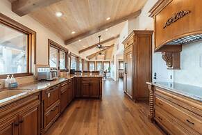 Slice of Heaven by Avantstay Breathtaking Views!