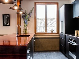 The Thomas Gregg Apartments