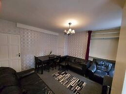 Charming Three Bedroom 5 Double Bed Apt in London