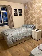 Charming Three Bedroom 5 Double Bed Apt in London