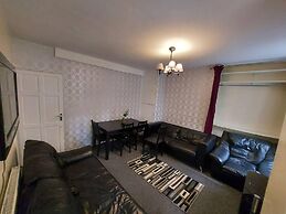 Charming Three Bedroom 5 Double Bed Apt in London