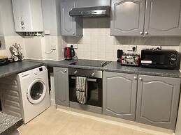 Charming Three Bedroom 5 Double Bed Apt in London