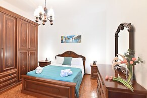 IzzHome Colonial