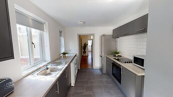 Stunning City Centre-uni Town House