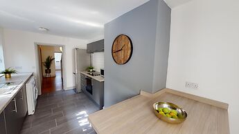 Stunning City Centre-uni Town House