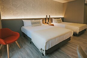 Howard Johnson Plaza La Ribera