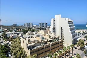 3BR SeaView Apt by the Beach by SeaNRent