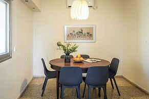 3BR SeaView Apt by the Beach by SeaNRent