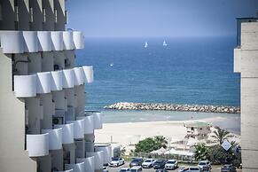 3BR SeaView Apt by the Beach by SeaNRent