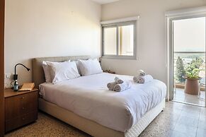 3BR SeaView Apt by the Beach by SeaNRent