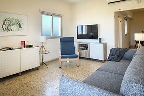 3BR SeaView Apt by the Beach by SeaNRent