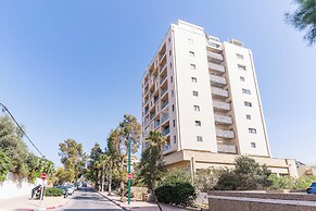 3BR SeaView Apt by the Beach by SeaNRent