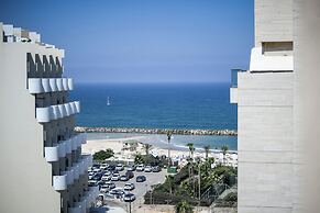 3BR SeaView Apt by the Beach by SeaNRent