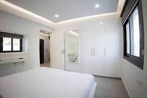 Phaedrus Living Luxury Mackenzie Flat