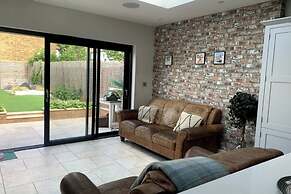 Spacious 3BD House W/private Garden - Wimbledon