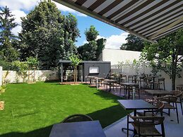 Bloom Hostel Bar & Garden