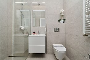 Lwowska by the Lake by Renters Prestige